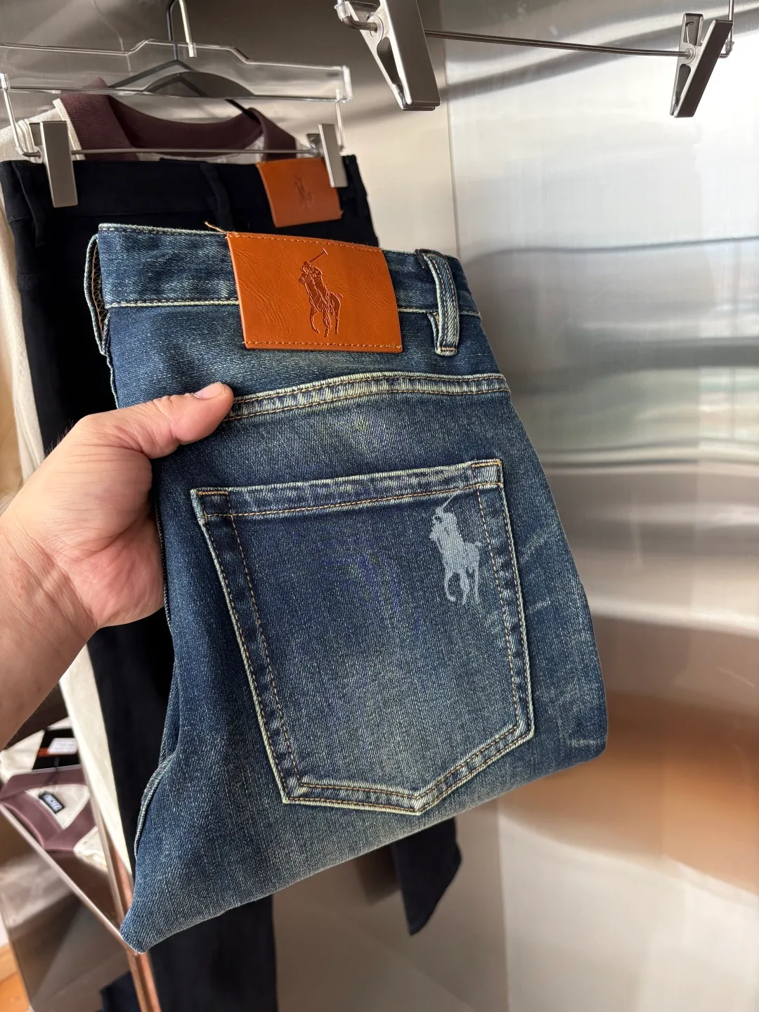 P240 A super stylish pair of jeans, customized original washed denim fabric, unique design, top-notch embroidered letter pattern logo, original hardware accessories decoration, an extremely outstanding pair of jeans, the materials and craftsmanship are extremely luxurious and exquisite, extremely high-grade, handsome and stylish upper body, recommended 👍, 005 code number: 29-38 but not 35; 37